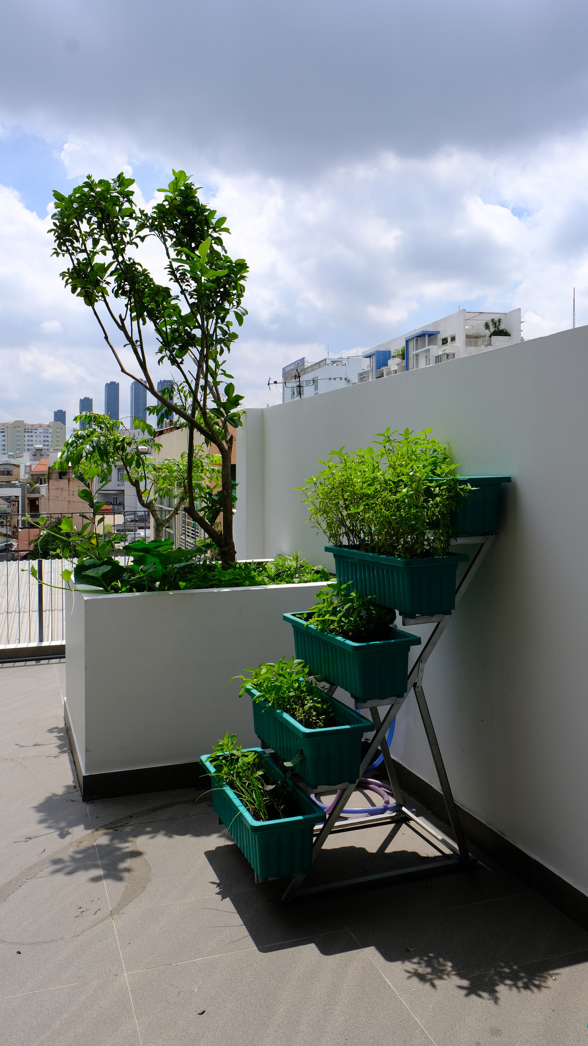 Giới hạn diện tích và không gian tiếp cận có lẽ là bất lợi chung của nhà phố tại Việt Nam, đặc biệt là các khu dân cư cũ.