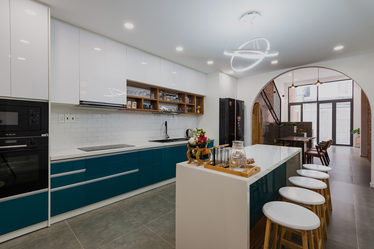 Tầng trệt bắt đầu với sảnh đệm vào nhà, không gian đặt đàn piano, không gian chính là bếp, bar phía sau nhà, bàn ăn được đặt tại giữa giếng trời.