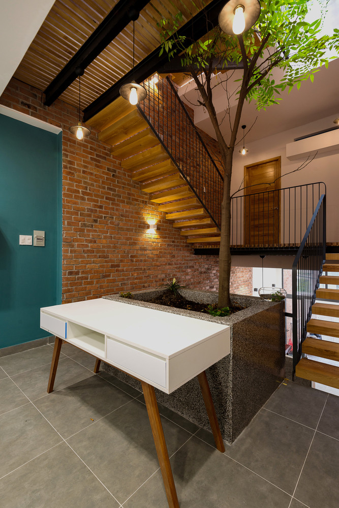 Tất cả các không gian chức năng trong nhà đều tiếp xúc thông thoáng tự nhiên, thông gió, ánh sáng và tiếp cận cây xanh.