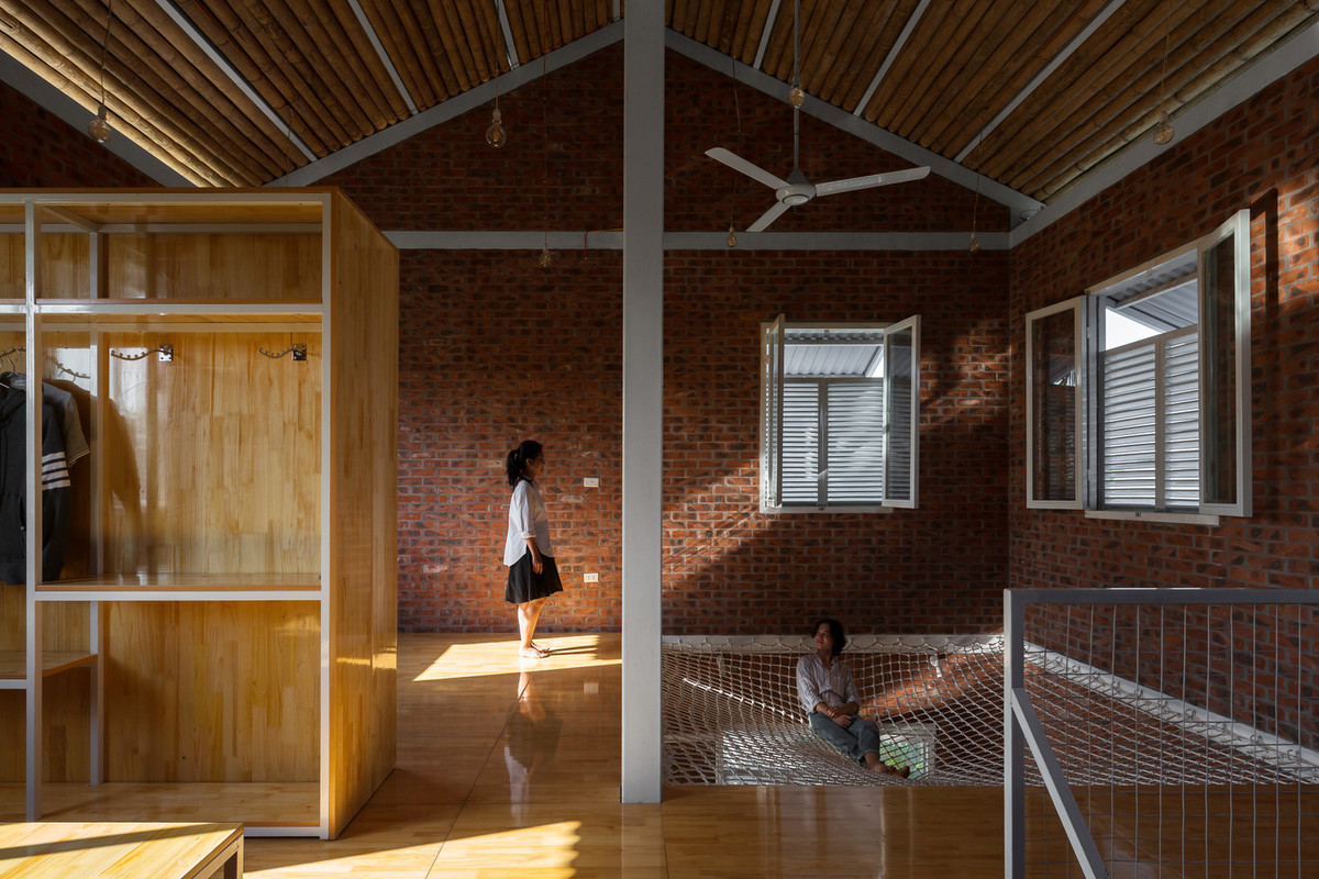 Khung cũng cho phép nâng các trụ móng thành nhà sàn (đối với địa hình miền núi) hoặc rải móng thành nhà nổi được nâng đỡ bằng nhiều thùng bên dưới (đối với vùng sông nước).