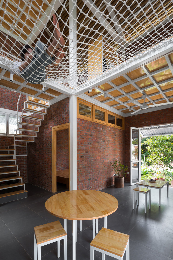 Cốt thép (cột và dầm khung mái dốc dài 3m) được làm bằng thép ống (15x15cm) lắp ghép với nhau thông qua các khớp nối đa điểm giúp dễ dàng xây thêm tầng.