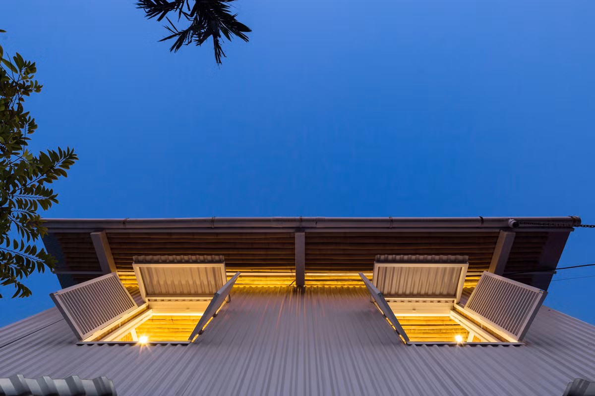 Các tấm pin mặt trời trên mái nhà có thể tạo ra lượng điện gấp đôi so với mức cần thiết cho các thiết bị điện thông thường được sử dụng trong một hộ gia đình thông thường.