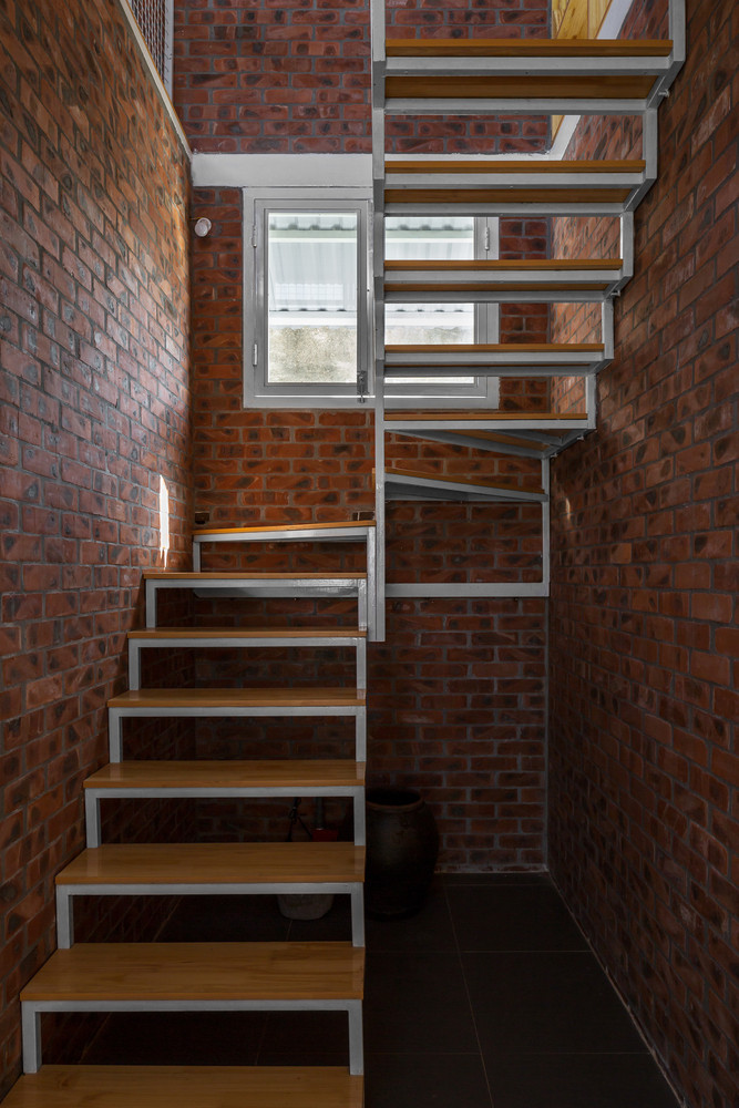 Ngôi nhà có thể được hoàn thiện theo từng giai đoạn từ dưới lên trên dựa trên những không gian trống có sẵn và bên trong. Nguồn ảnh: Le Minh Hoang.