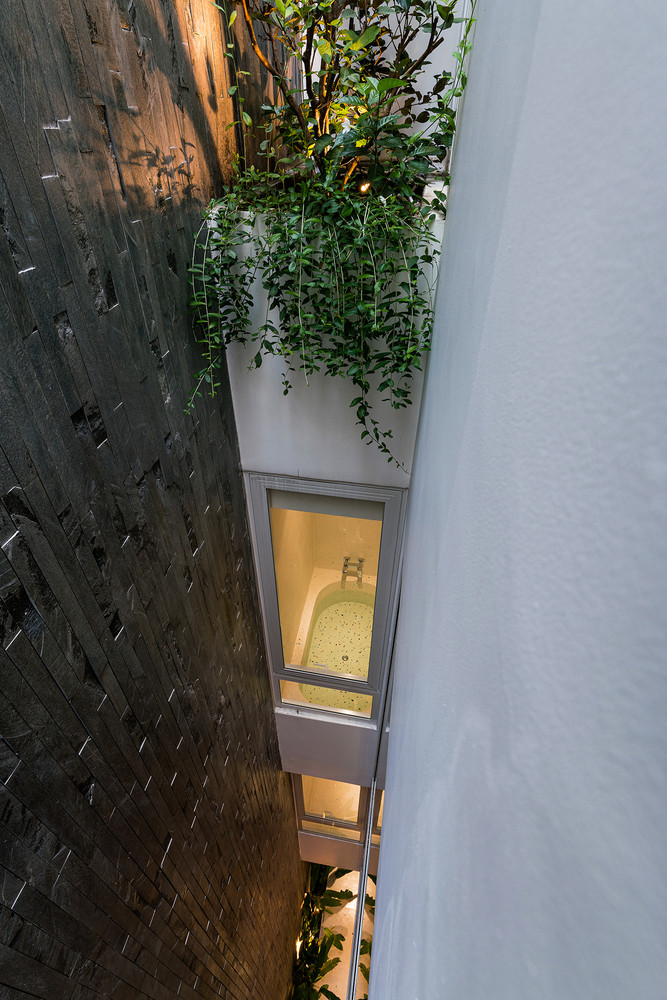 Không gian chuyển tiếp và đèn trời được sử dụng để tạo ra các lớp kết nối con người với thiên nhiên.