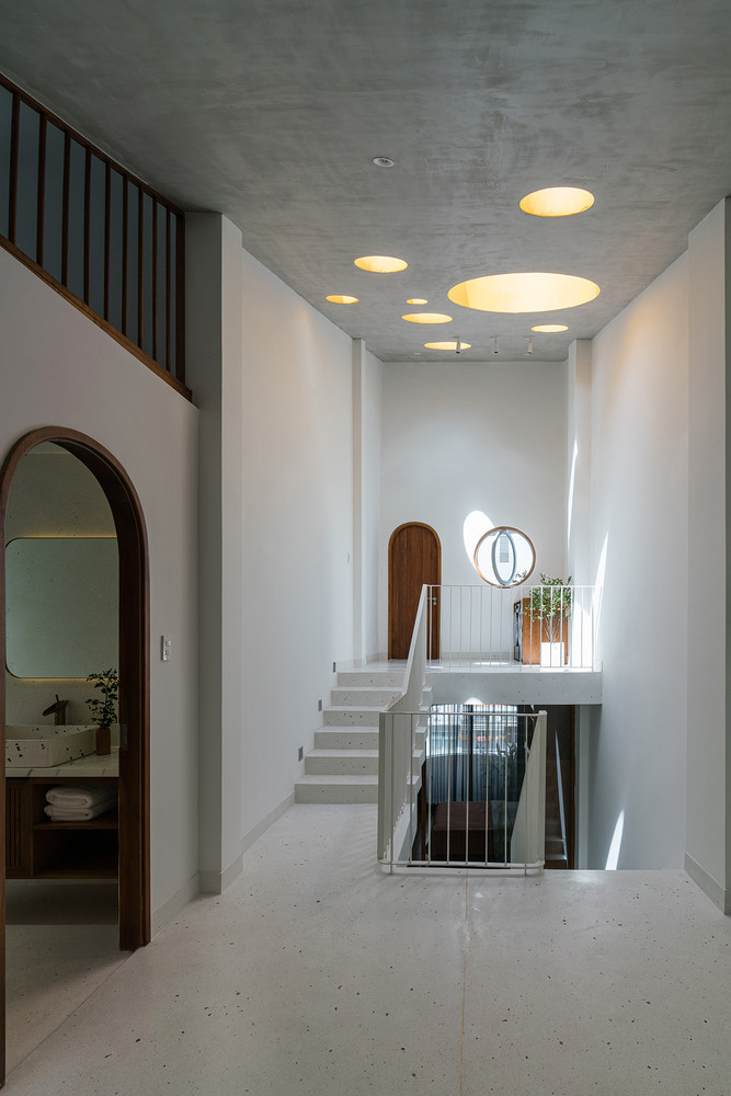 Bởi thế, ngoài giải pháp lệch tầng, kiến trúc sư khai thác ánh sáng, thông gió tự nhiên theo phương đứng.