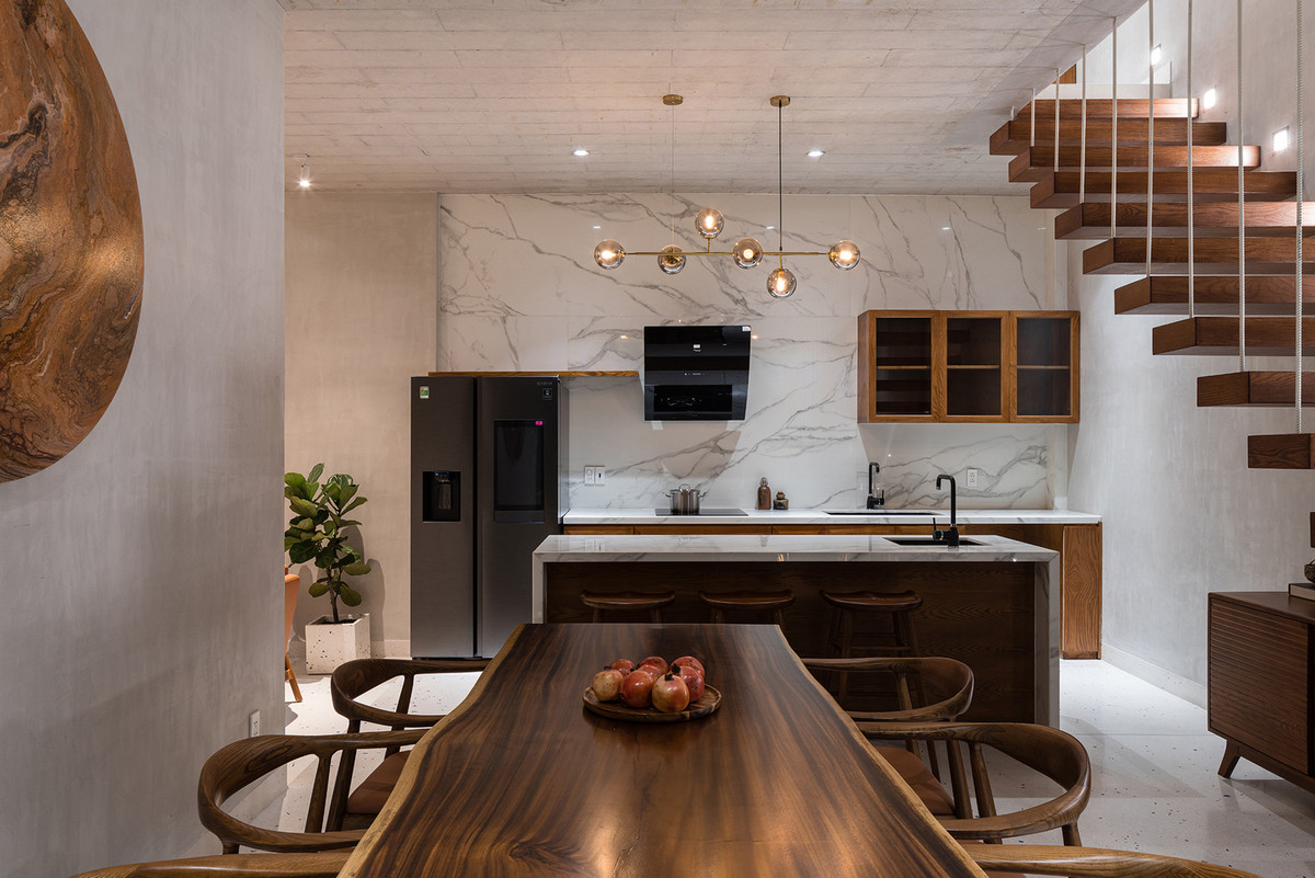 Bếp và bàn ăn ấm cúng với nội thất gỗ.