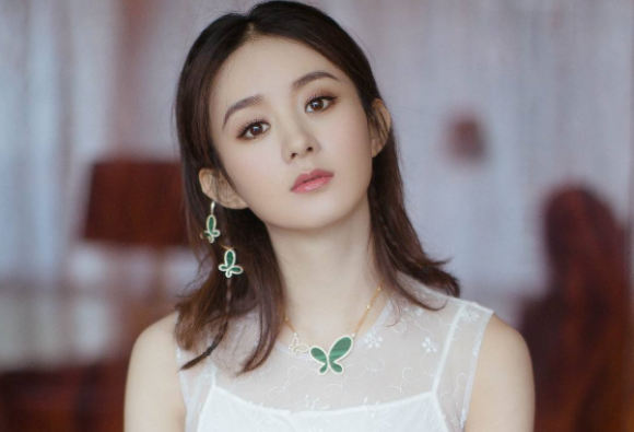 Trong khi đó, Triệu Lệ Dĩnh bị gắn mác "cô nàng nhà quê" trong suốt thời gian dài vì xuất thân bình thân. Tuy nhiên, sau hơn 10 năm "lăn lộn" giới giải trí thì Triệu Lệ Dĩnh cũng đã có cho riêng mình khối tài sản đáng nề. Ảnh: Sina.