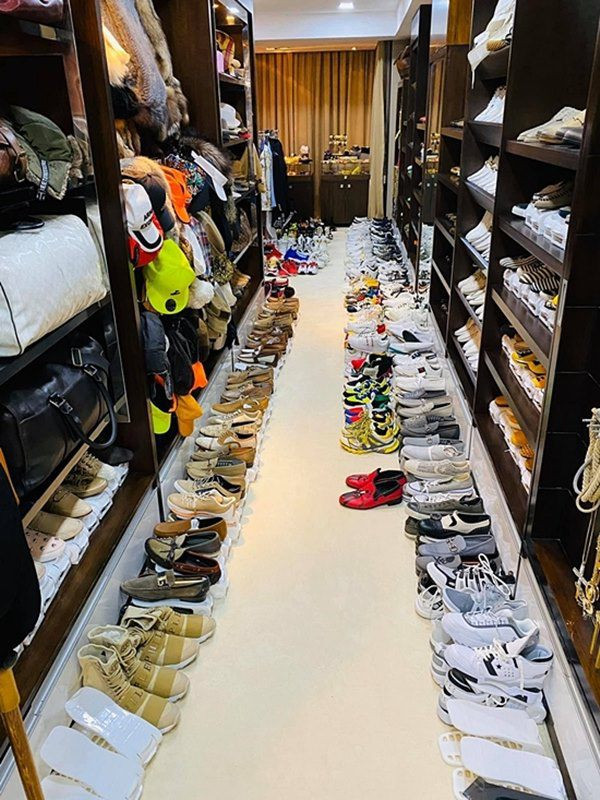 Bên trong biệt thự, Mr Đàm dành hẳn một phòng riêng chứa hàng hiệu.