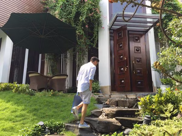 Tuy nhiên, hàng hiệu không phải là điểm làm người ta thích thú mà thứ "đáng giá" hơn lại nằm ở bên ngoài. Theo đó, bên ngoài biệt thự, "ông hoàng nhạc Việt" trồng nhiều cây cối, tạo mảng xanh thoáng mát.