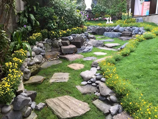 Khu vườn trong biệt thự của Đàm Vĩnh Hưng chẳng khác nào một resort.