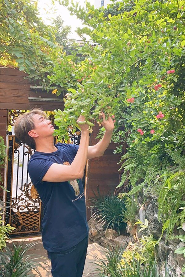 Nam ca sĩ rất thích làm vườn.