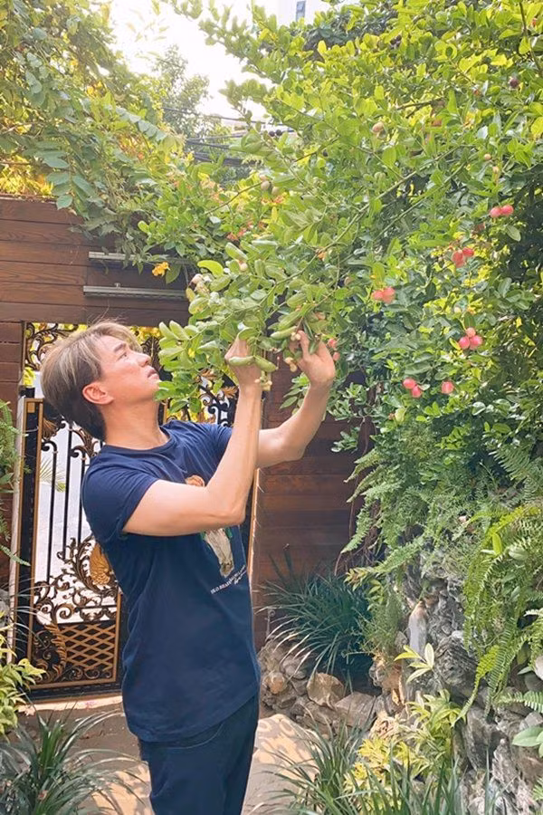 Nam ca sĩ rất thích làm vườn.