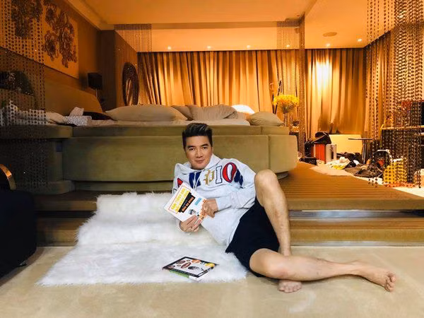  Đàm Vĩnh Hưng được biết đến là một trong những sao Việt giàu có bậc nhất showbiz Việt. Nổi bật nhất trong số đó phải kể đến căn biệt thự triệu đô ở TP.HCM.