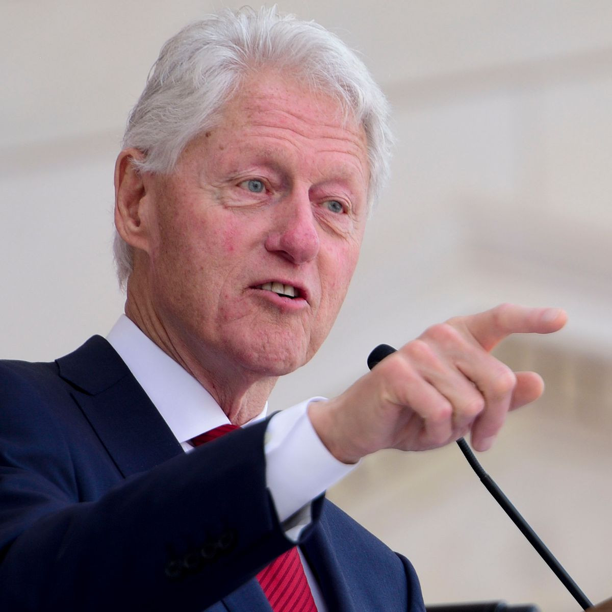 Từ năm 2002-2009, ông Clinton làm cố vấn cho Công ty đầu tư Ron Burkle và kiếm được 12 triệu USD.