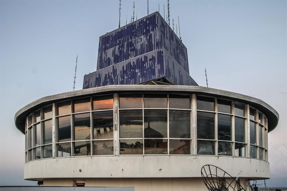 Trong những năm 1960, 1970 và phần lớn những năm 1980, tòa nhà 100 North Main là văn phòng làm việc của nhiều công ty hàng đầu ở đây. Đặc biệt, tòa nhà chọc trời này còn có nhà hàng xoay trên tầng cao nhất dưới biển hiệu 'Ngân hàng UP'. Khu vườn đóng cửa vào năm 1971 khi có tin đồn là do du khách liên tục ném đồ đạc xuống mái nhà.