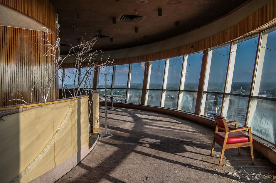 Vào cuối thế kỷ 20, nhu cầu thuê văn phòng ở trung tâm thành phố Memphis giảm mạnh dẫn đến sự suy giảm của các tòa nhà chọc trời. Năm 2012, chỉ 30% tòa nhà được cho là có người ở.