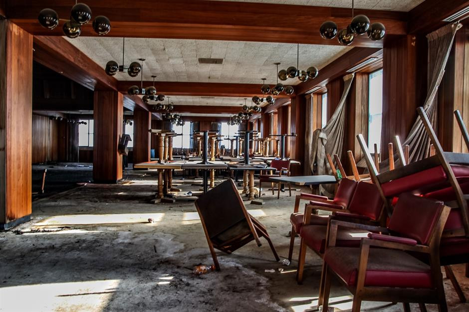 Những người thuê cuối cùng đã rời đi vào năm 2014 để dọn đường cho việc cải tạo khách sạn. Thế nhưng, giờ nó vẫn hoàn toàn bỏ trống.