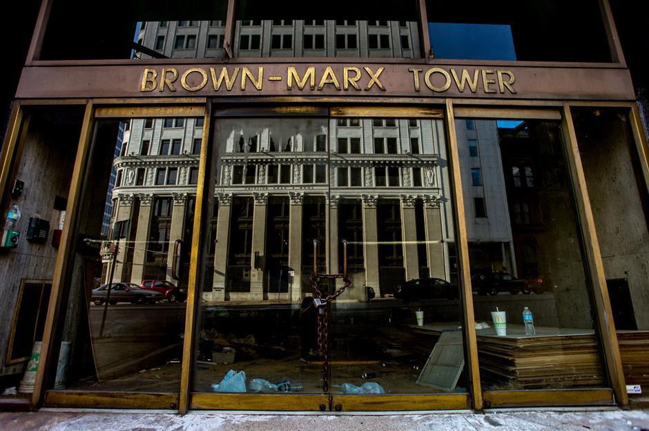 Tòa nhà chọc trời khung thép, cao hơn 64m từng là văn phòng cho thuê đông khách tại khu vực này. Tuy nhiên, qua nhiều thập kỷ, các tiện ích tòa tháp giảm dần và đến đầu những năm 2000, những người thuê còn lại của tòa nhà cũng ra đi.