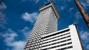 Tuy nhiên mọi thứ đã không diễn ra theo kế hoạch, tiến độ xây dựng bị trì hoãn mãi cho đến 1969, toà tháp mới hoàn thành. Do sai sót trong thiết kế, xây dựng cùng với đó là diện tích mỗi tầng quá nhỏ, không đáp ứng được nhu cầu của khách hàng.