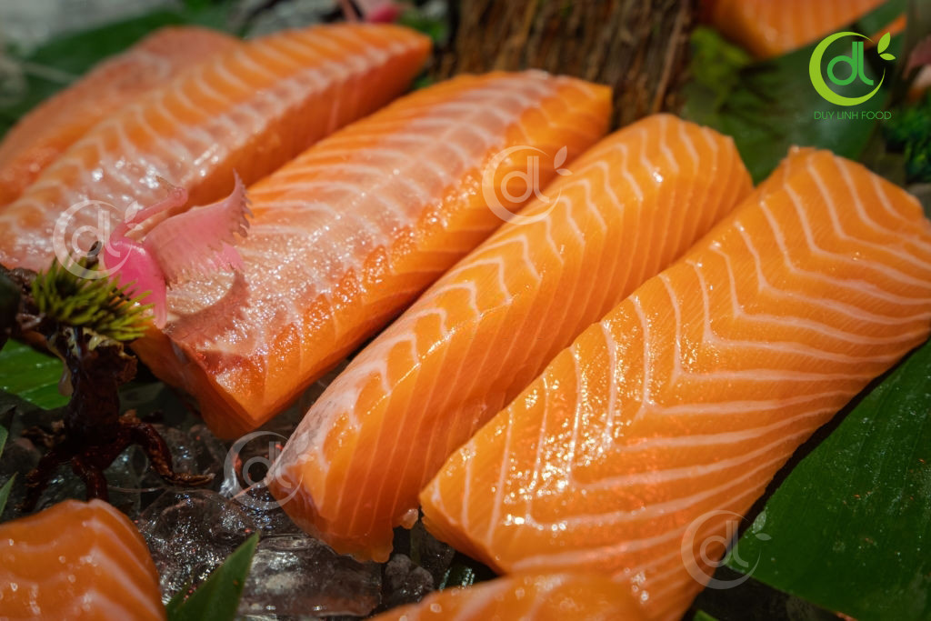 Dù vậy, nhiều bà nội trợ vẫn không khỏi thắc mắc, liệu cá hồi giá rẻ này có tươi ngon đảm bảo, đúng nguồn gốc như lời người bán quảng cáo? Ảnh: Facebook.