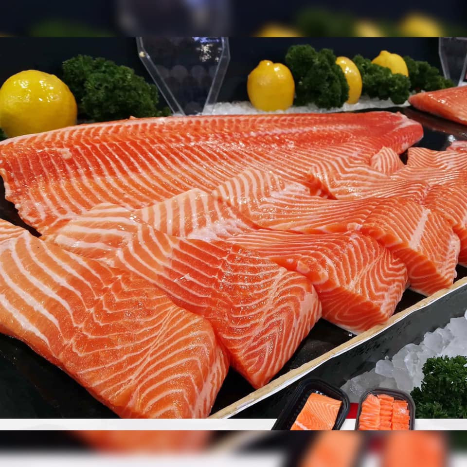 Theo chủ một cửa hàng thực phẩm ở Hà Nội, cá hồi Nauy, Chile tươi mới nhập về có giá khá cao, không thể có giá rẻ như vậy. Ảnh: Facebook.