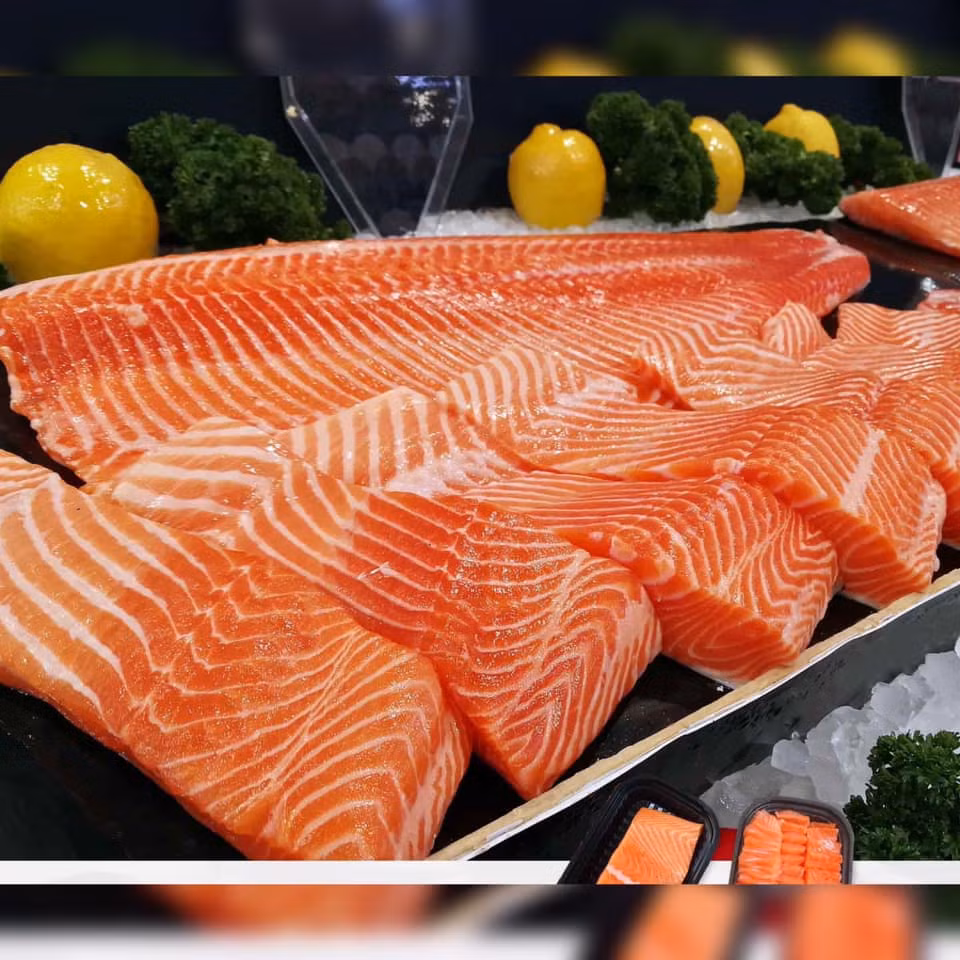 Theo chủ một cửa hàng thực phẩm ở Hà Nội, cá hồi Nauy, Chile tươi mới nhập về có giá khá cao, không thể có giá rẻ như vậy. Ảnh: Facebook.