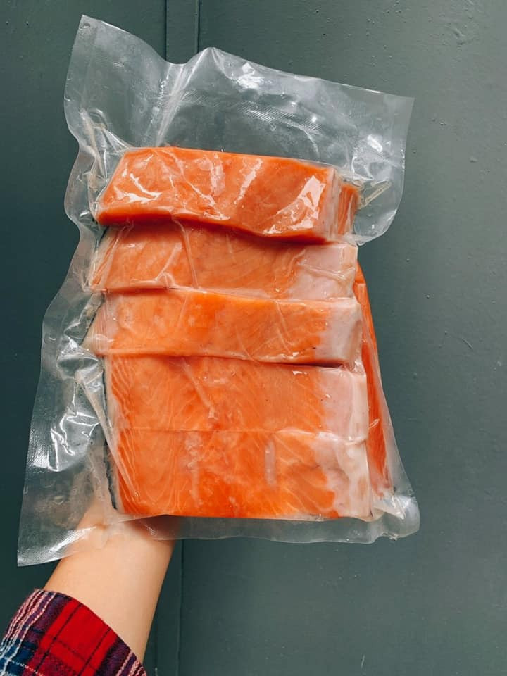 Tuy nhiên, gần đây trên thị trường xuất hiện cá hồi Nauy, Chile cắt khúc hay phile, được quảng cáo và rao bán rất nhiều với giá rẻ giật mình, chỉ khoảng 170.000-200.000 đồng/kg. Ảnh: Facebook.