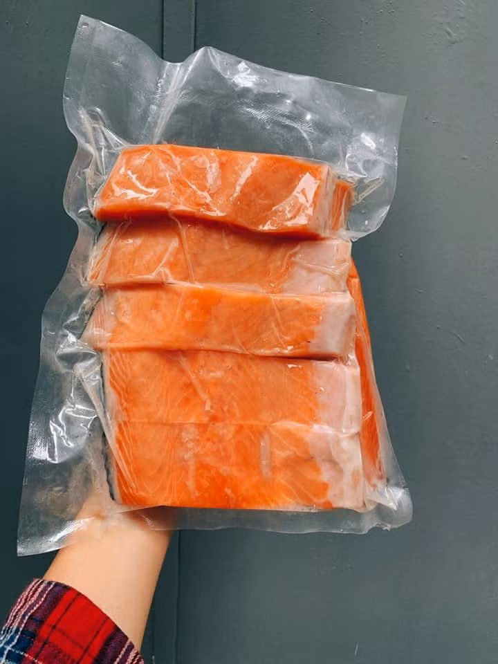 Tuy nhiên, gần đây trên thị trường xuất hiện cá hồi Nauy, Chile cắt khúc hay phile, được quảng cáo và rao bán rất nhiều với giá rẻ giật mình, chỉ khoảng 170.000-200.000 đồng/kg. Ảnh: Facebook.