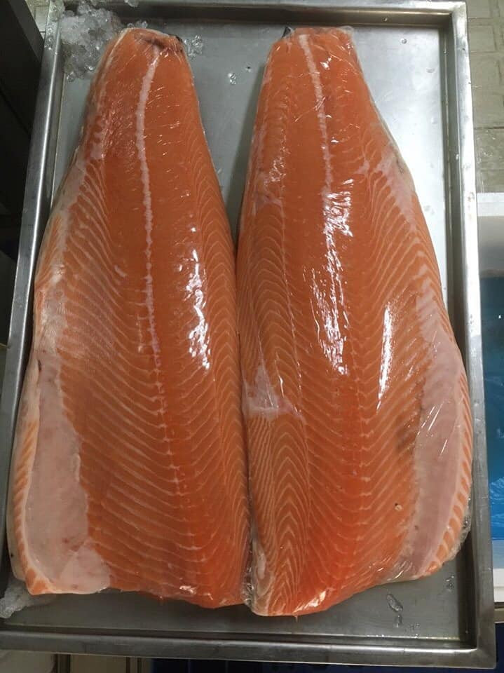 Về phần thịt cá, cá hồi phile tươi sẽ có màu cam đỏ tự nhiên của máu, thịt cá chắc và có độ đàn hồi chứ không bị bở hay liên kết giữ các thớ cá bị đứt, màu như cá hồi đông lạnh. Ảnh: Internet