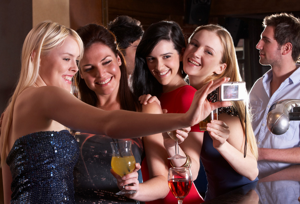 Để giải quyết vấn đề này, bạn có thể đưa ra một lý do chính đáng để từ chối. Đừng quên, lời giải thích trực tiếp rằng bạn "đang cần tiết kiệm" sẽ không khiến bạn trông xấu trong mắt mọi người.