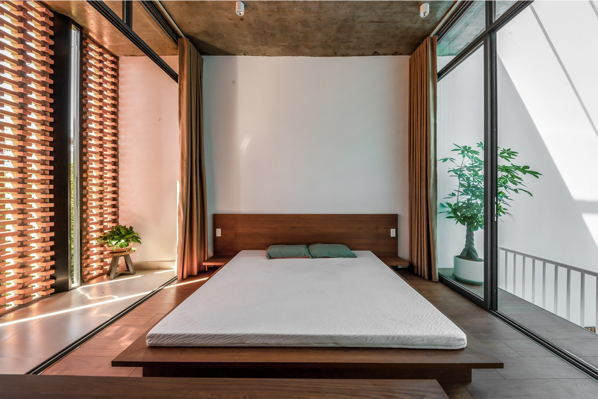 Phòng ngủ sử dụng cửa trượt hai bên giúp thoáng đãng hơn.