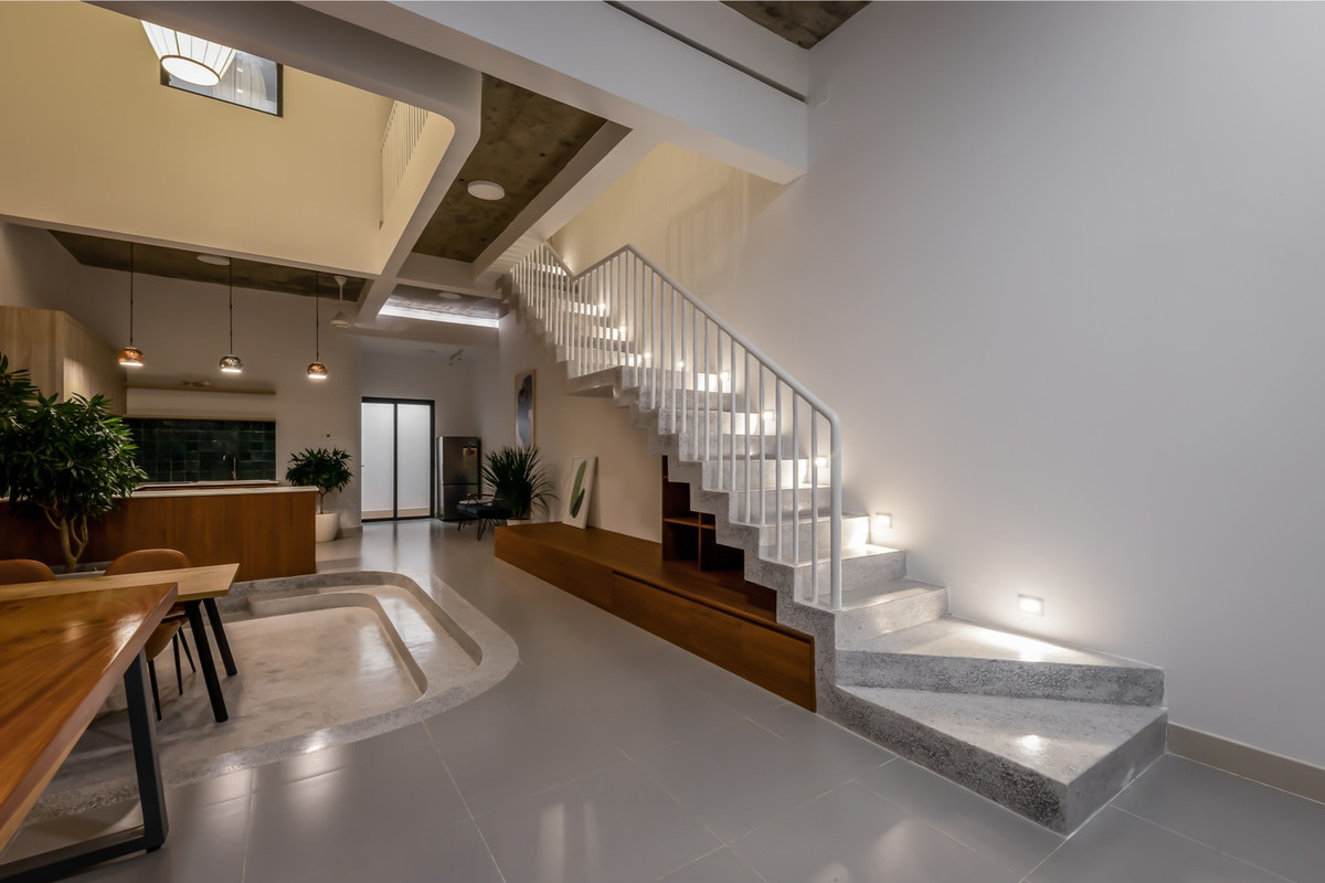 Phía dưới cầu thang là nơi đọc sách của bọn trẻ hoặc chợp mắt vào giữa ngày.