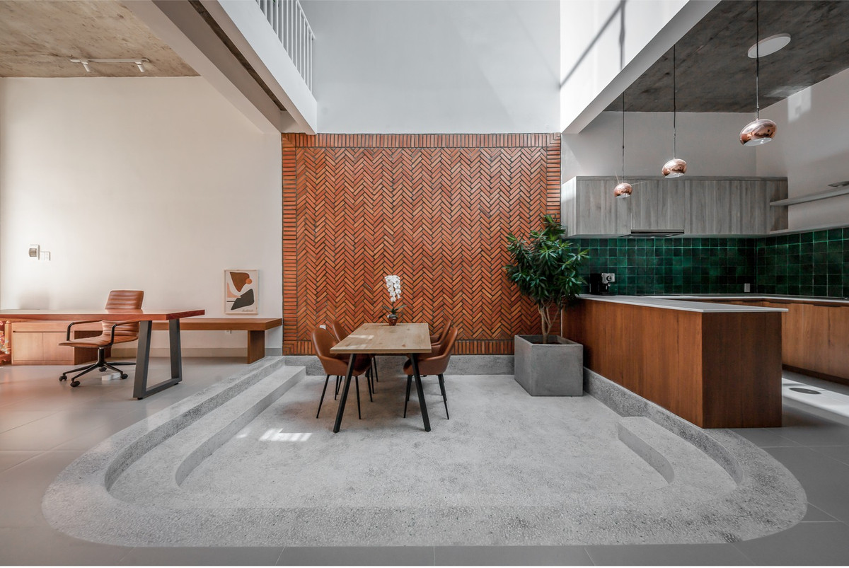 Căn nhà bao gồm các khu vực mở để kết nối và các không gian khép kín riêng tư. Khu vực khép kín bao gồm phòng ngủ và phòng tắm trong khi khu vực mở bao gồm không gian làm việc, nhà bếp và sân chơi cho trẻ em. Tất cả đều kết nối với một giếng trời ở giữa nhà.