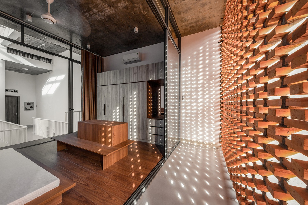 Bóng nắng đổ dài từ gạch nung "nửa kín, nửa hở" tạo hiệu ứng đẹp mắt.