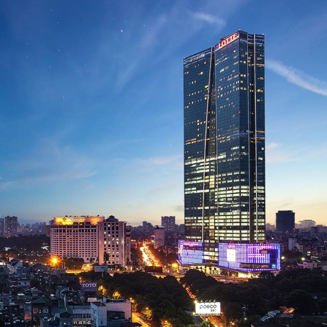 Cao 267m, tòa nhà Lotte Hà Nội gồm 65 tầng. Đứng trên tầng cao có thể ngắm trọn hồ Tây.