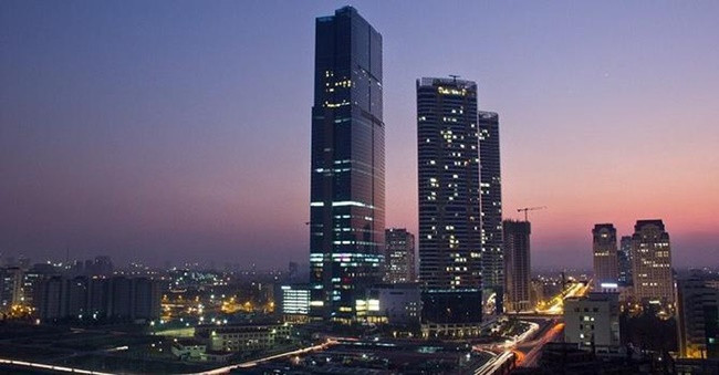 Land Mark 72 nằm trong khu phức hợp Keangnam Hanoi Landmark, bên cạnh là 2 tòa chung cư cao cấp 50 tầng với 922 căn hộ từ tầng 6 đến tầng 50.