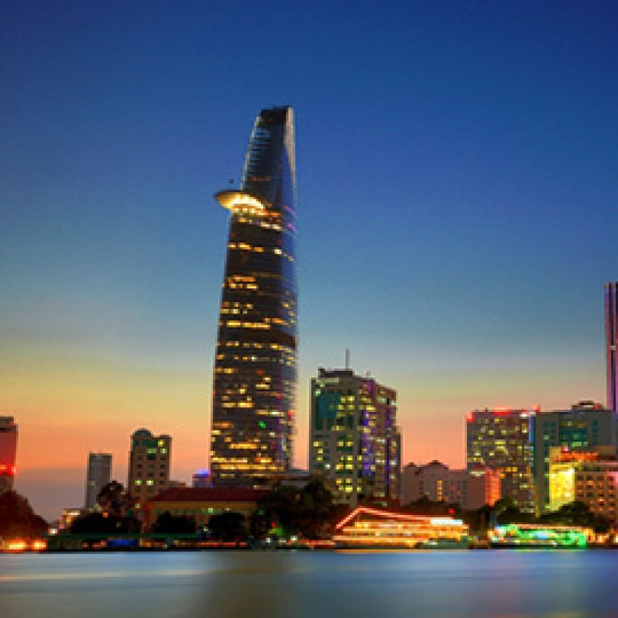 Nhìn từ bên ngoài, tòa nhà vươn cao như hình cánh hoa tạo thành một tổng thể kiến trúc thanh thoát. Nhìn từ sông Sài Gòn, toà nhà vươn lên cao như 3 cánh hoa sen.