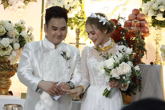 Ngày 14/11, sau gần 2 năm quen biết và yêu đương, vượt qua nhiều sóng gió, Xemesis và vợ trẻ 2k2 Xoài Non đã chính thức về chung một nhà. Ảnh: Saostar.