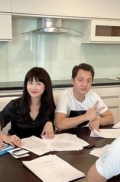 Trong giới sao Việt, Đăng Khôi được mệnh danh là "ông chồng quốc dân" khi luôn yêu chiều và chăm sóc cho vợ từng li từng tí. Mới đây, nhân dịp kỷ niệm 7 năm ngày cưới (13/11/2013), ca sĩ Đăng khôi bất ngờ dành tặng bà xã Thủy Anh hai căn góc shophouse tại Phú Quốc.