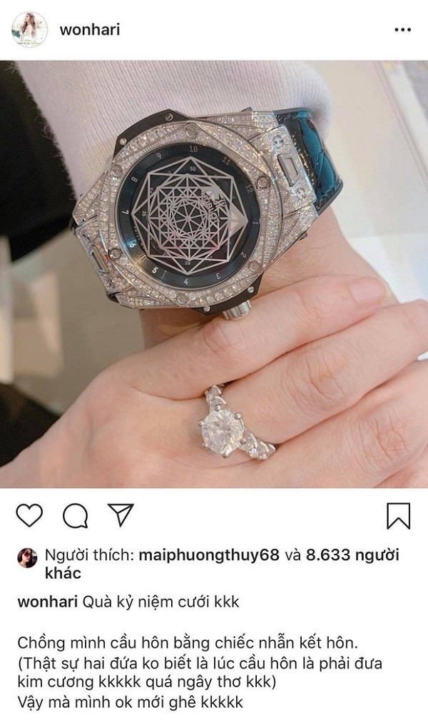 Trấn Thành cũng nổi danh là sao nam cưng chiều bà xã hết mực. Nhân dịp kỷ niệm 2 năm ngày cưới, nam MC nổi tiếng tặng cho bà xã chiếc nhẫn kim cương cao cấp có giá trị lên tới trên dưới 1 tỷ đồng.