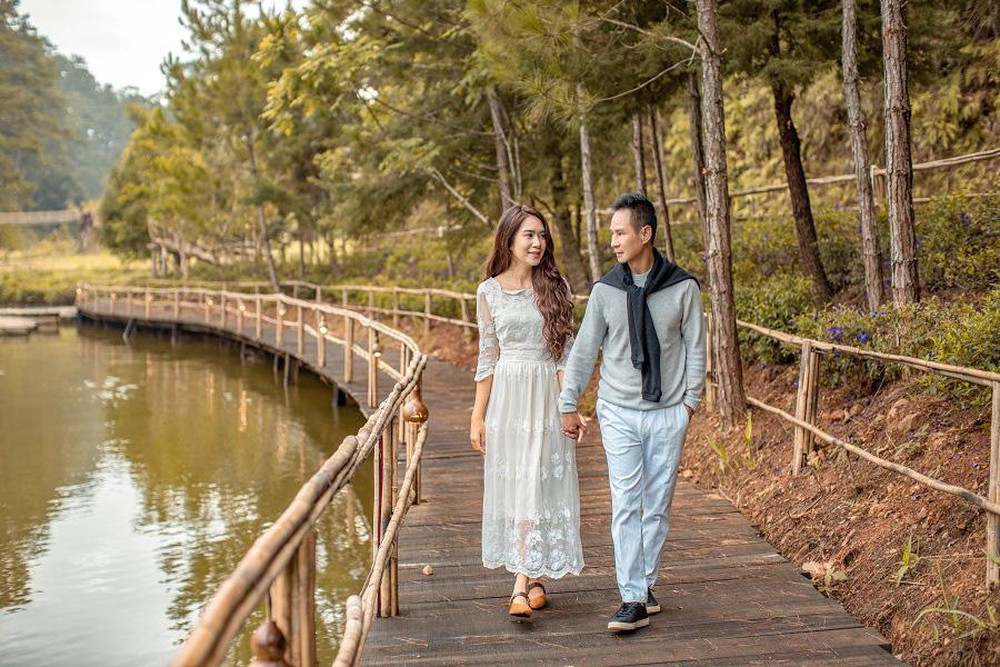 Chuẩn bị cho lễ kỷ niệm 10 năm ngày cưới, cặp đôi Lý Hải - Minh Hà đã thực hiện một bộ ảnh vô cùng tình tứ tại làng Cù Lần (Lạc Dương – Lâm Đồng).