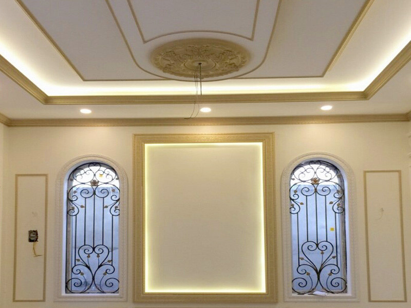 Với căn hộ nhỏ thì làm trần thạch cao theo phong cách đơn giản sẽ hợp lý hơn trang trí kiểu cách và giật cấp, nó sẽ làm cho nhà trông vừa nhỏ vừa rối mắt hơn.