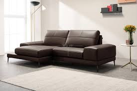 Đồ nội thất bằng da đòi hỏi phải bảo trì dài hạn để kéo dài tuổi thọ và cải thiện độ bóng vì vậy nên cân nhắc nếu sử dụng đồ da. Nguồn ảnh: Homedit.