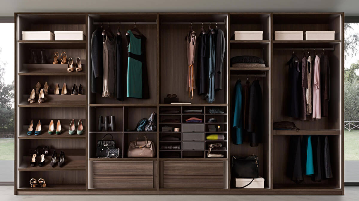 Các loại tủ mở không cánh như: tủ sách, tủ quần áo, tủ lưu trữ... sẽ dễ bị bụi bẩn. Vì vậy, nên lắp đặt cánh cửa và chỉ để mở ra khi lấy đồ.