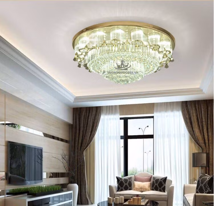 "Vạch mặt" 10 nội thất trong nhà đừng dại lãng phí tiền mua Đèn trang trí pha lê có ưu điểm là giúp không gian nhà trở nên cao cấp hơn. Thế nhưng, sau một thời gian nó sẽ tích tụ nhiều bụi mà vệ sinh làm sạch không hề dễ.