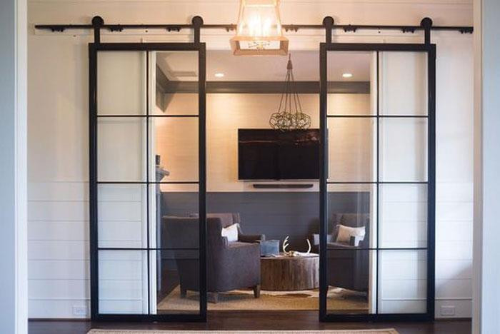 Cửa trượt kéo đẩy chỉ thích hợp thời gian đầu, sau một thời gian sử dụng sẽ rất dễ hỏng và tạo vết đen mòn khiến việc sửa sang trở nên phức tạp hơn.