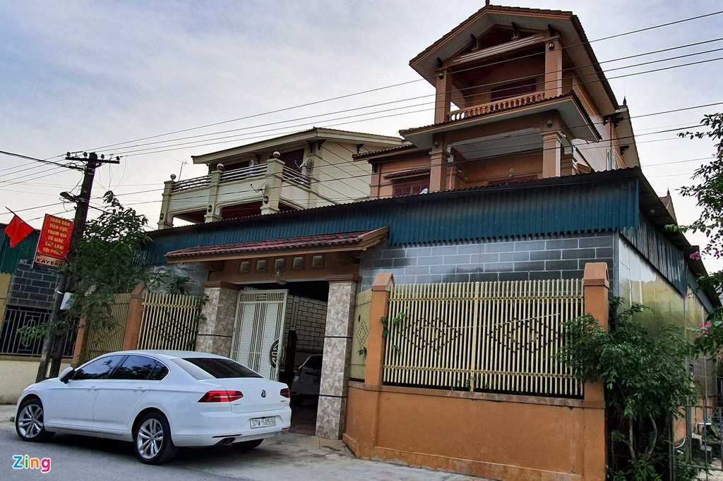 Hàng trăm hộ có xe ô tô, biệt thự. Ảnh: Zing.