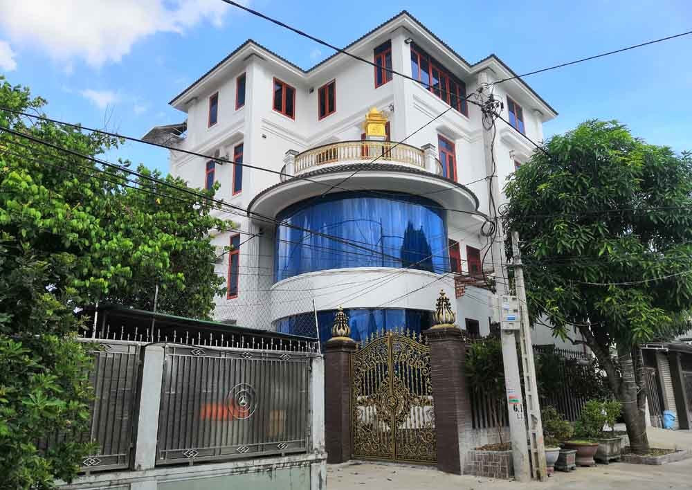 Rất nhiều biệt thự trang hoàng, lộng lẫy. Ảnh: Vietnamnet.