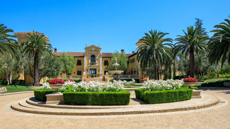 Bãi đỗ xe của Villa Firenze có thể chứa 30 ôtô.