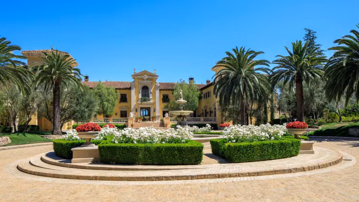 Bãi đỗ xe của Villa Firenze có thể chứa 30 ôtô.